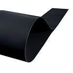 Et nærbillede af en sort POLYFIX Afskærmning rulle 26 m SORT RAL 9005 - Indfletning af Panelhegn, der viser dens fleksible og parallelle linjer, der danner en glat kurve mod en hvid baggrund. Kablets tekstur og ensartede linjer er fremtrædende i billedet, der ligner en slank hegnsstrimler.