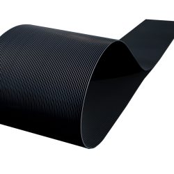 Et nærbillede af en sort POLYFIX Afskærmning rulle 26 m SORT RAL 9005 - Indfletning af Panelhegn, der viser dens fleksible og parallelle linjer, der danner en glat kurve mod en hvid baggrund. Kablets tekstur og ensartede linjer er fremtrædende i billedet, der ligner en slank hegnsstrimler.