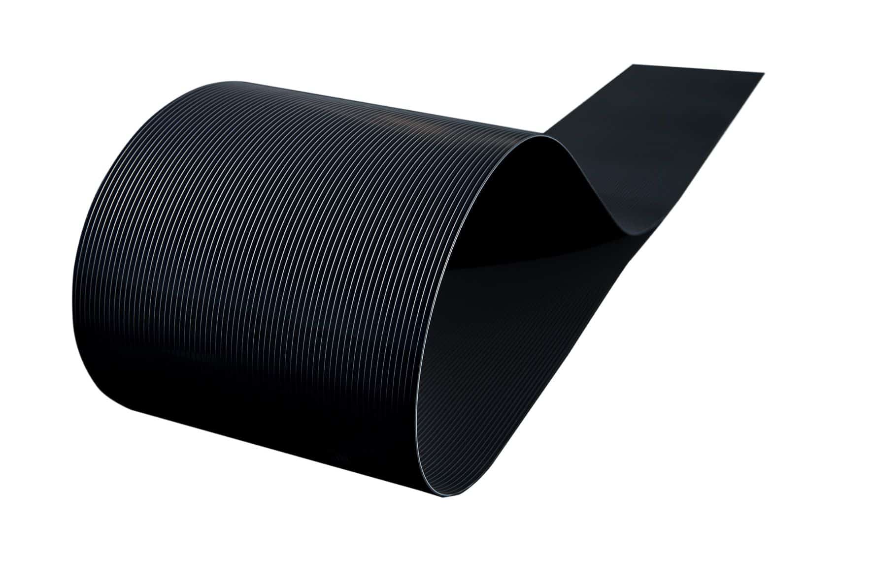 Et nærbillede af en sort POLYFIX Afskærmning rulle 26 m SORT RAL 9005 - Indfletning af Panelhegn, der viser dens fleksible og parallelle linjer, der danner en glat kurve mod en hvid baggrund. Kablets tekstur og ensartede linjer er fremtrædende i billedet, der ligner en slank hegnsstrimler.