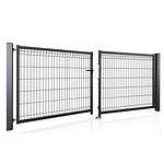 En sort metal dobbelt svingport, eller Metal Dobbeltlåge, har lodrette og vandrette stænger, der danner et gittermønster. Hver sektion er forbundet med en lodret stolpe, og den let åbne låge afslører sin Pulverlakeret Sort RAL 9005 finish. Den reflekterende jord viser en svag refleksion af porten.