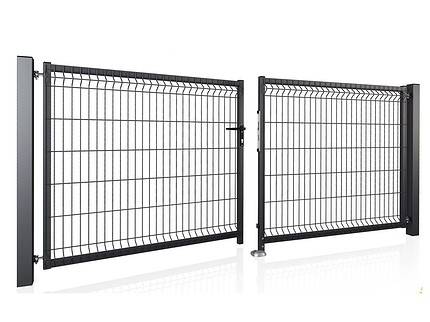 En sort metal dobbelt svingport, eller Metal Dobbeltlåge, har lodrette og vandrette stænger, der danner et gittermønster. Hver sektion er forbundet med en lodret stolpe, og den let åbne låge afslører sin Pulverlakeret Sort RAL 9005 finish. Den reflekterende jord viser en svag refleksion af porten.