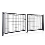 En sort metal dobbelt svingport, eller Metal Dobbeltlåge, har lodrette og vandrette stænger, der danner et gittermønster. Hver sektion er forbundet med en lodret stolpe, og den let åbne låge afslører sin Pulverlakeret Sort RAL 9005 finish. Den reflekterende jord viser en svag refleksion af porten.