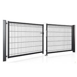 En sort metal dobbelt svingport, eller Metal Dobbeltlåge, har lodrette og vandrette stænger, der danner et gittermønster. Hver sektion er forbundet med en lodret stolpe, og den let åbne låge afslører sin Pulverlakeret Sort RAL 9005 finish. Den reflekterende jord viser en svag refleksion af porten.