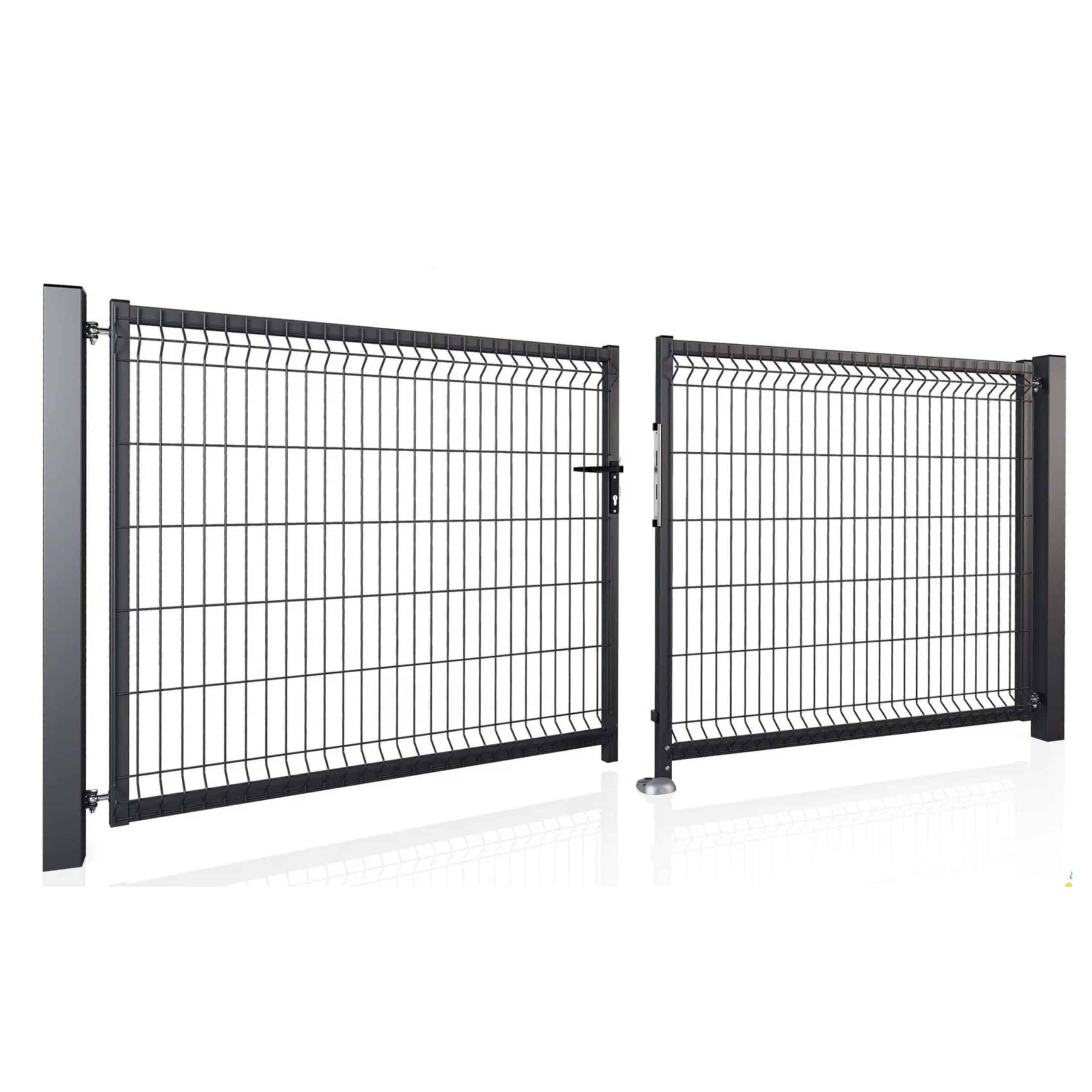 En sort metal dobbelt svingport, eller Metal Dobbeltlåge, har lodrette og vandrette stænger, der danner et gittermønster. Hver sektion er forbundet med en lodret stolpe, og den let åbne låge afslører sin Pulverlakeret Sort RAL 9005 finish. Den reflekterende jord viser en svag refleksion af porten.