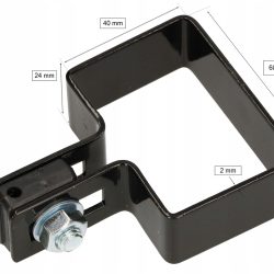 "Endestolpe Beslag 60x40mm til Panelhegn Sort RAL 9005 (Designserie)" beslaget er vist med dimensioner mærket. Den rektangulære ramme måler 60 mm gange 40 mm, med en indvendig bredde på 24 mm. Metaltykkelsen er 2 mm, og der er et hul på 4 mm i diameter til en bolt, som kommer med en møtrik.