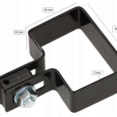 "Endestolpe Beslag 60x40mm til Panelhegn Sort RAL 9005 (Designserie)" beslaget er vist med dimensioner mærket. Den rektangulære ramme måler 60 mm gange 40 mm, med en indvendig bredde på 24 mm. Metaltykkelsen er 2 mm, og der er et hul på 4 mm i diameter til en bolt, som kommer med en møtrik.
