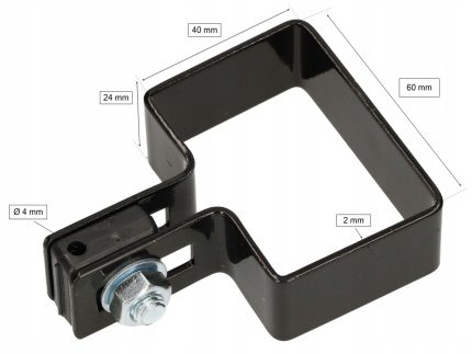 "Endestolpe Beslag 60x40mm til Panelhegn Sort RAL 9005 (Designserie)" beslaget er vist med dimensioner mærket. Den rektangulære ramme måler 60 mm gange 40 mm, med en indvendig bredde på 24 mm. Metaltykkelsen er 2 mm, og der er et hul på 4 mm i diameter til en bolt, som kommer med en møtrik.