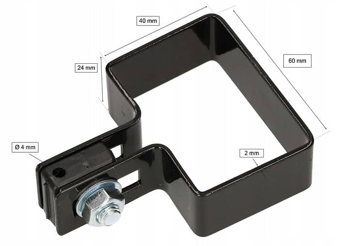 "Endestolpe Beslag 60x40mm til Panelhegn Sort RAL 9005 (Designserie)" beslaget er vist med dimensioner mærket. Den rektangulære ramme måler 60 mm gange 40 mm, med en indvendig bredde på 24 mm. Metaltykkelsen er 2 mm, og der er et hul på 4 mm i diameter til en bolt, som kommer med en møtrik.