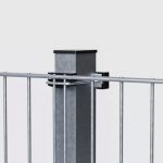 Nærbillede af en slank, moderne metalhegnspæl, sømløst fastgjort til lodrette og vandrette metalstænger for at danne en robust struktur. I baggrunden viser "Panelhegn 2D 6/5/6 mm HDG Galvaniseret - Komplet Inkl. Stolper & Beslag" sin ensfarvede grå overflade, der fremhæver de konstruktionsdetaljer og materialer, der er brugt i dette højkvalitets hegn.