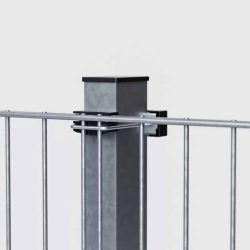 Nærbillede af en slank, moderne metalhegnspæl, sømløst fastgjort til lodrette og vandrette metalstænger for at danne en robust struktur. I baggrunden viser "Panelhegn 2D 6/5/6 mm HDG Galvaniseret - Komplet Inkl. Stolper & Beslag" sin ensfarvede grå overflade, der fremhæver de konstruktionsdetaljer og materialer, der er brugt i dette højkvalitets hegn.