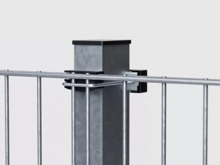 Nærbillede af en slank, moderne metalhegnspæl, sømløst fastgjort til lodrette og vandrette metalstænger for at danne en robust struktur. I baggrunden viser "Panelhegn 2D 6/5/6 mm HDG Galvaniseret - Komplet Inkl. Stolper & Beslag" sin ensfarvede grå overflade, der fremhæver de konstruktionsdetaljer og materialer, der er brugt i dette højkvalitets hegn.