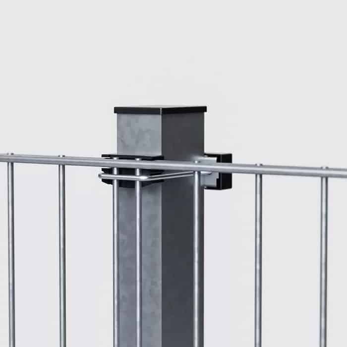 Nærbillede af en slank, moderne metalhegnspæl, sømløst fastgjort til lodrette og vandrette metalstænger for at danne en robust struktur. I baggrunden viser "Panelhegn 2D 6/5/6 mm HDG Galvaniseret - Komplet Inkl. Stolper & Beslag" sin ensfarvede grå overflade, der fremhæver de konstruktionsdetaljer og materialer, der er brugt i dette højkvalitets hegn.