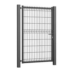 Metal Låge 3D Panel Pulverlakeret Sort RAL 9005 - Komplet er en slank sort metalport med lodrette og vandrette stænger, understøttet af to robuste stolper på hver side. Designet inkluderer en karakteristisk bøjning i midten af stængerne, der danner et slående 3d låge zigzag-mønster. Hængslerne og låsen er synlige på højre stolpe.