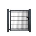 En pulverlakeret sort RAL 9005 metal låge med lodrette stænger og vandrette forstærkninger har en låsbar lås på højre side og robuste stolper på hver side, der giver støtte. Porten, som er sat mod en almindelig hvid baggrund, komplementerer nemt 3D-paneldesignerne.