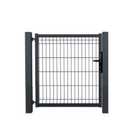 En pulverlakeret sort RAL 9005 metal låge med lodrette stænger og vandrette forstærkninger har en låsbar lås på højre side og robuste stolper på hver side, der giver støtte. Porten, som er sat mod en almindelig hvid baggrund, komplementerer nemt 3D-paneldesignerne.