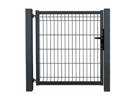 En pulverlakeret sort RAL 9005 metal låge med lodrette stænger og vandrette forstærkninger har en låsbar lås på højre side og robuste stolper på hver side, der giver støtte. Porten, som er sat mod en almindelig hvid baggrund, komplementerer nemt 3D-paneldesignerne.