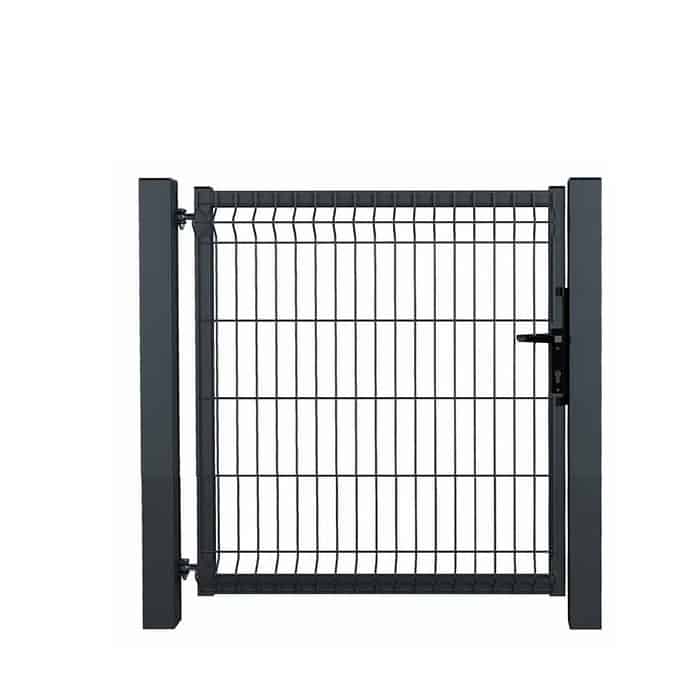 En pulverlakeret sort RAL 9005 metal låge med lodrette stænger og vandrette forstærkninger har en låsbar lås på højre side og robuste stolper på hver side, der giver støtte. Porten, som er sat mod en almindelig hvid baggrund, komplementerer nemt 3D-paneldesignerne.