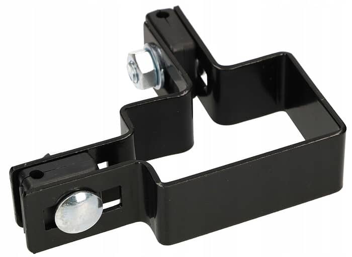 Vi præsenterer Hjørnestolpe Beslag 60x40mm til Panelhegn Sort RAL 9005 (Designserie), et slankt, blanksort metalbeslag med to bolte og et markant L-formet design. Denne komponent er perfekt til montering eller støtte i konstruktion eller montage, hvilket sikrer effektiv fastgørelse af genstande.