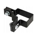 Hjørnestolpe Beslag 60x40mm til Panelhegn Sort RAL 9005 (Designserie) er et sort metalbeslag med rektangulær form, med to justerbare bolte med møtrikker på hver side til sikringsformål. Det enkle design antyder, at det sandsynligvis bruges til at montere eller fastgøre genstande.