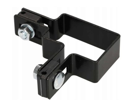 Hjørnestolpe Beslag 60x40mm til Panelhegn Sort RAL 9005 (Designserie) er et sort metalbeslag med rektangulær form, med to justerbare bolte med møtrikker på hver side til sikringsformål. Det enkle design antyder, at det sandsynligvis bruges til at montere eller fastgøre genstande.