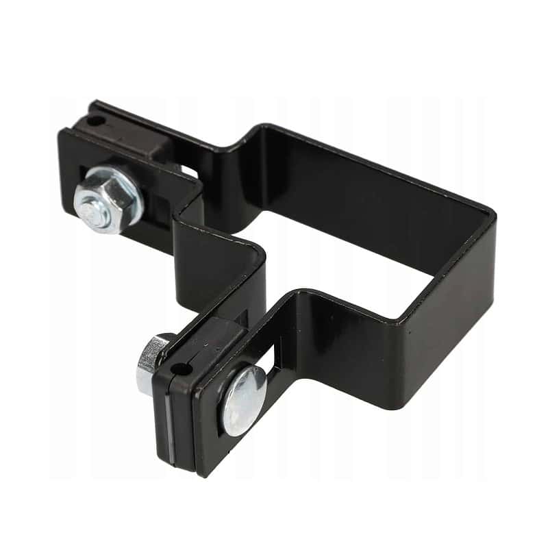 Hjørnestolpe Beslag 60x40mm til Panelhegn Sort RAL 9005 (Designserie) er et sort metalbeslag med rektangulær form, med to justerbare bolte med møtrikker på hver side til sikringsformål. Det enkle design antyder, at det sandsynligvis bruges til at montere eller fastgøre genstande.