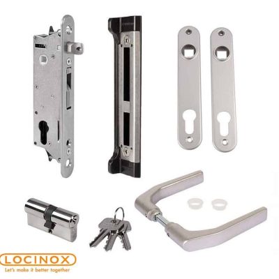 Et sæt Metal Dobbeltlåge 3D Panel Pulverlakeret Sort RAL 9005 Komplet hardwarekomponenter arrangeret på en hvid baggrund, herunder en låsemekanisme, to håndtagsplader, en cylinderlås med nøgler, to separate håndtag og skruer. Billedet har også Locinox-logoet og sloganet "Lad os gøre det bedre sammen." Perfekt til dine 3D Dobbeltlåge projekter.