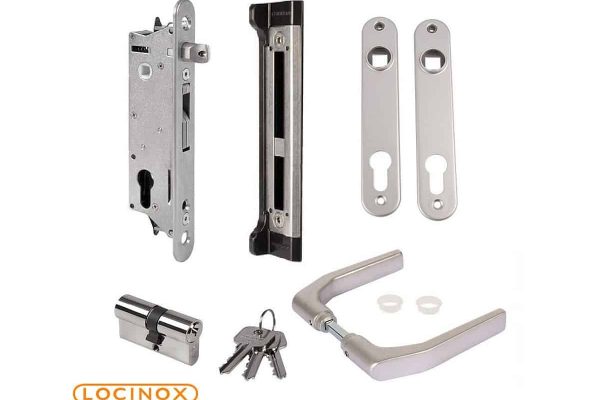 Et sæt Metal Dobbeltlåge 3D Panel Pulverlakeret Sort RAL 9005 Komplet hardwarekomponenter arrangeret på en hvid baggrund, herunder en låsemekanisme, to håndtagsplader, en cylinderlås med nøgler, to separate håndtag og skruer. Billedet har også Locinox-logoet og sloganet "Lad os gøre det bedre sammen." Perfekt til dine 3D Dobbeltlåge projekter.