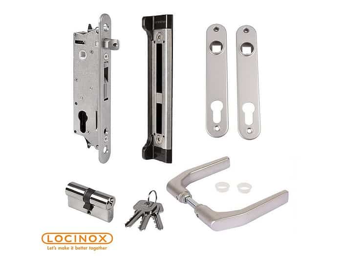 Et sæt Metal Dobbeltlåge 3D Panel Pulverlakeret Sort RAL 9005 Komplet hardwarekomponenter arrangeret på en hvid baggrund, herunder en låsemekanisme, to håndtagsplader, en cylinderlås med nøgler, to separate håndtag og skruer. Billedet har også Locinox-logoet og sloganet "Lad os gøre det bedre sammen." Perfekt til dine 3D Dobbeltlåge projekter.