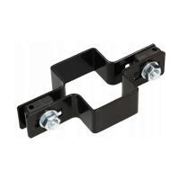 Et sort metalbeslag, betegnet som Mellemstolpe Beslag 60x40mm til Panelhegn Sort RAL 9005 (Designserie), har en rektangulær form og to justerbare arme, hver fastgjort med en bolt og møtrik. Designet og konstruktionen indikerer, at den er ideel til strukturelle eller mekaniske applikationer.