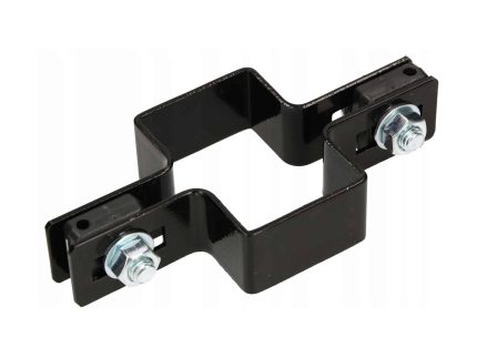 Et sort metalbeslag, betegnet som Mellemstolpe Beslag 60x40mm til Panelhegn Sort RAL 9005 (Designserie), har en rektangulær form og to justerbare arme, hver fastgjort med en bolt og møtrik. Designet og konstruktionen indikerer, at den er ideel til strukturelle eller mekaniske applikationer.