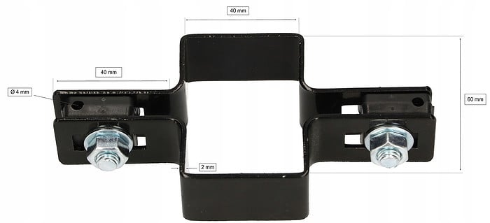 Et Mellemstolpe Beslag 60x40mm til Panelhegn Sort RAL 9005 (Designserie) beslag med to sekskantbolte og møtrikker på hver side er vist. Det sorte metalbeslag har dimensioner på 40 mm bredt, 60 mm højt. Boltene er sikret gennem 8,4 mm huller, og tykkelsen af den indre spalte er 2 mm.