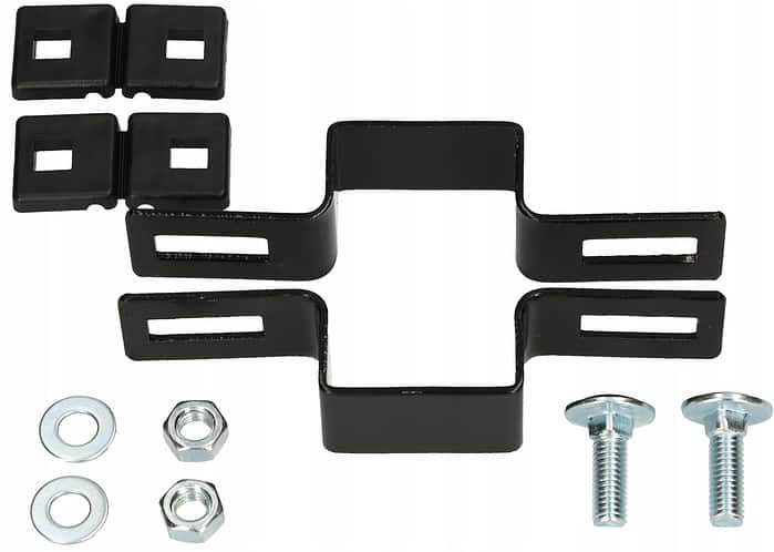 Mellemstolpe Beslag 60x40mm til Panelhegn Sort RAL 9005 (Designserie) sættet inkluderer et metalmonteringsbeslag med to bolte, to møtrikker, to skiver og fire sorte plasthjørnebeskyttere. Det centrale sorte beslag har flere slidser til justerbar montering. Alle komponenter vises på en hvid baggrund.