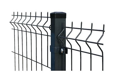 Nærbillede af et sort smedejernshegn, der viser en lodret stolpe med en bolt. Hegnet har bølgede mønstre på kryds og tværs nær top og bund med lige lodrette og vandrette stænger i midten, med en Mellemstolpe Beslag 60x40mm til Panelhegn Sort RAL 9005 (Designserie) for øget stabilitet.