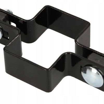 Mellemstolpe Beslag 60x40mm til Panelhegn Sort RAL 9005 (Designserie) er et sort metalhegnsbeslag med rektangulær form, der inkluderer to brede bøjninger på modsatte sider. Hvert bøjning er sikret med en stor, rund sølvskrue, hvilket gør den ideel til at fastgøre eller forbinde hegnskomponenter perfekt.