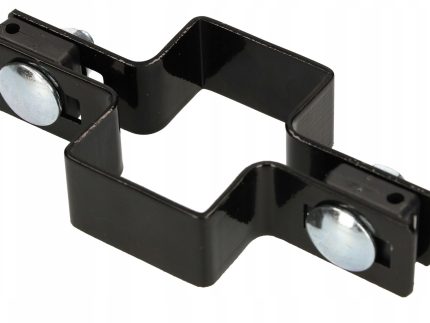 Mellemstolpe Beslag 60x40mm til Panelhegn Sort RAL 9005 (Designserie) er et sort metalhegnsbeslag med rektangulær form, der inkluderer to brede bøjninger på modsatte sider. Hvert bøjning er sikret med en stor, rund sølvskrue, hvilket gør den ideel til at fastgøre eller forbinde hegnskomponenter perfekt.