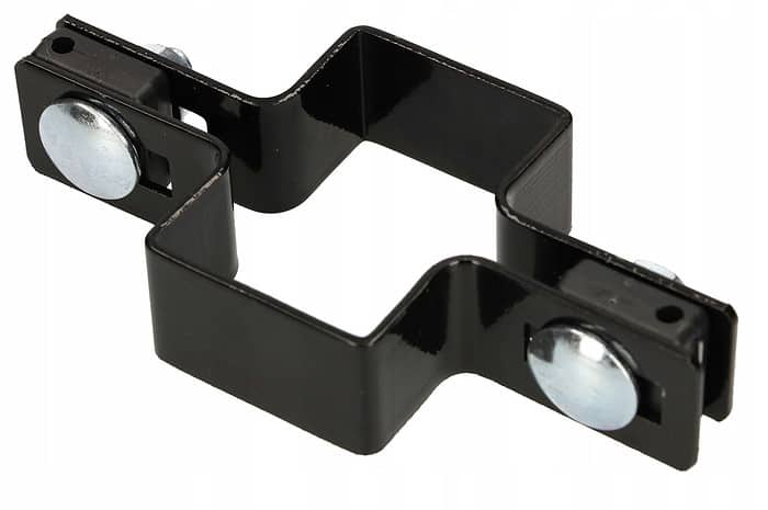 Mellemstolpe Beslag 60x40mm til Panelhegn Sort RAL 9005 (Designserie) er et sort metalhegnsbeslag med rektangulær form, der inkluderer to brede bøjninger på modsatte sider. Hvert bøjning er sikret med en stor, rund sølvskrue, hvilket gør den ideel til at fastgøre eller forbinde hegnskomponenter perfekt.