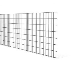 Et stort rektangulært metaltrådsgitter med jævnt fordelte lodrette og vandrette stænger, der danner et maskemønster. 2D STANDARD-gitteret er placeret oprejst mod en hvid baggrund, der ligner en slags minimalistisk Panelhegn-design.