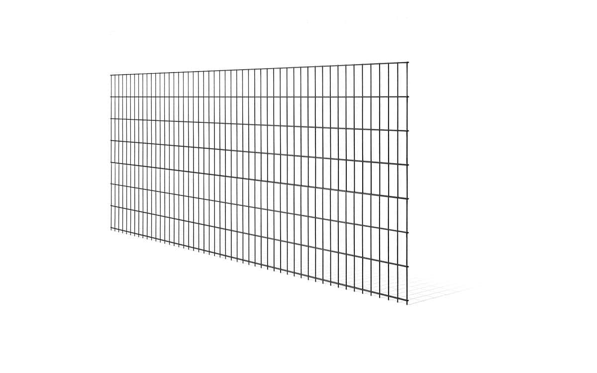 Et stort rektangulært metaltrådsgitter med jævnt fordelte lodrette og vandrette stænger, der danner et maskemønster. 2D STANDARD-gitteret er placeret oprejst mod en hvid baggrund, der ligner en slags minimalistisk Panelhegn-design.
