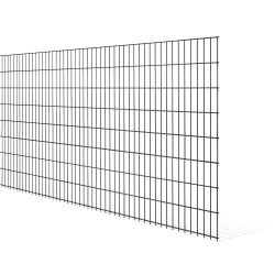 En stor, flad sektion af metaltrådshegn, kendt som en 2D STANDARD panelhegn, står oprejst i en vinkel. Den har lodrette og vandrette linjer, der skaber rektangulære mønstre. Baggrunden er helt hvid, hvilket giver et klart billede af den sortmalede hegnskonstruktion.