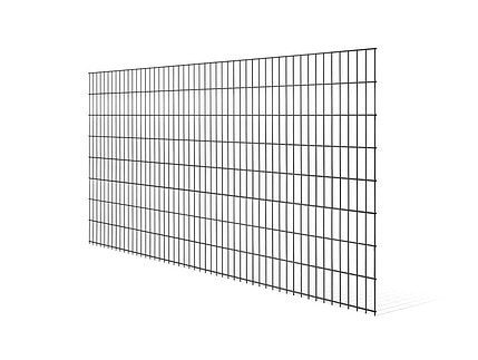 En stor, flad sektion af metaltrådshegn, kendt som en 2D STANDARD panelhegn, står oprejst i en vinkel. Den har lodrette og vandrette linjer, der skaber rektangulære mønstre. Baggrunden er helt hvid, hvilket giver et klart billede af den sortmalede hegnskonstruktion.