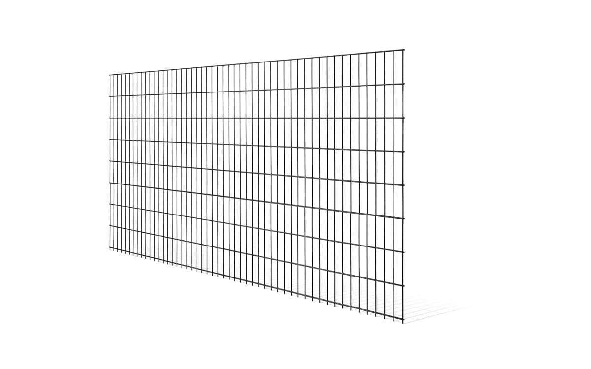 En stor, flad sektion af metaltrådshegn, kendt som en 2D STANDARD panelhegn, står oprejst i en vinkel. Den har lodrette og vandrette linjer, der skaber rektangulære mønstre. Baggrunden er helt hvid, hvilket giver et klart billede af den sortmalede hegnskonstruktion.