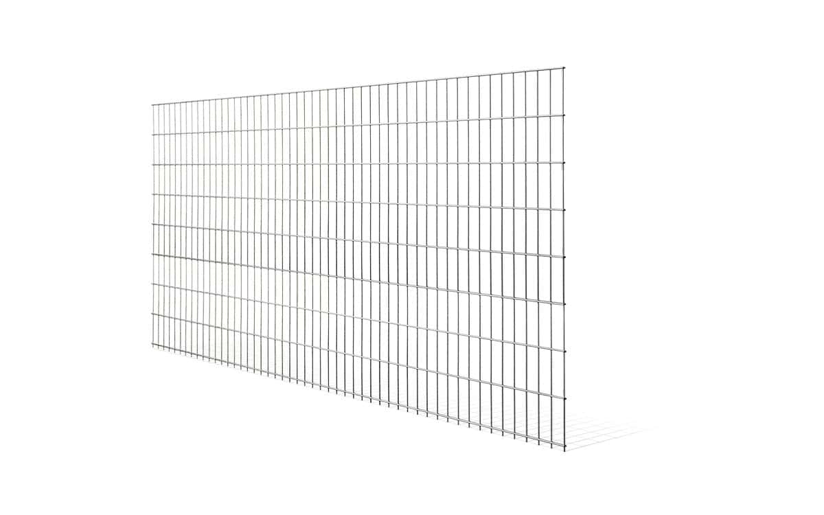 Et stort udsnit af galvaniseret metaltrådshegn, med et gittermønster af jævnt fordelte lodrette og vandrette stænger, er vist. Panelhegn, der måler 103x250cm, strækker sig fra forgrunden til baggrunden i en vinkel.