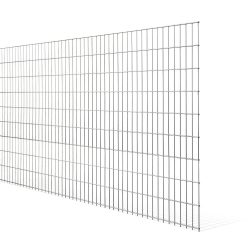 Et metalgitterpanel, der består af lodret og vandret justerede tynde stænger, hvilket skaber en række rektangulære åbninger. Dette galvaniserede 2D STANDARD panel er placeret i en vinkel mod en almindelig hvid baggrund, hvilket resulterer i et let, minimalistisk udseende.