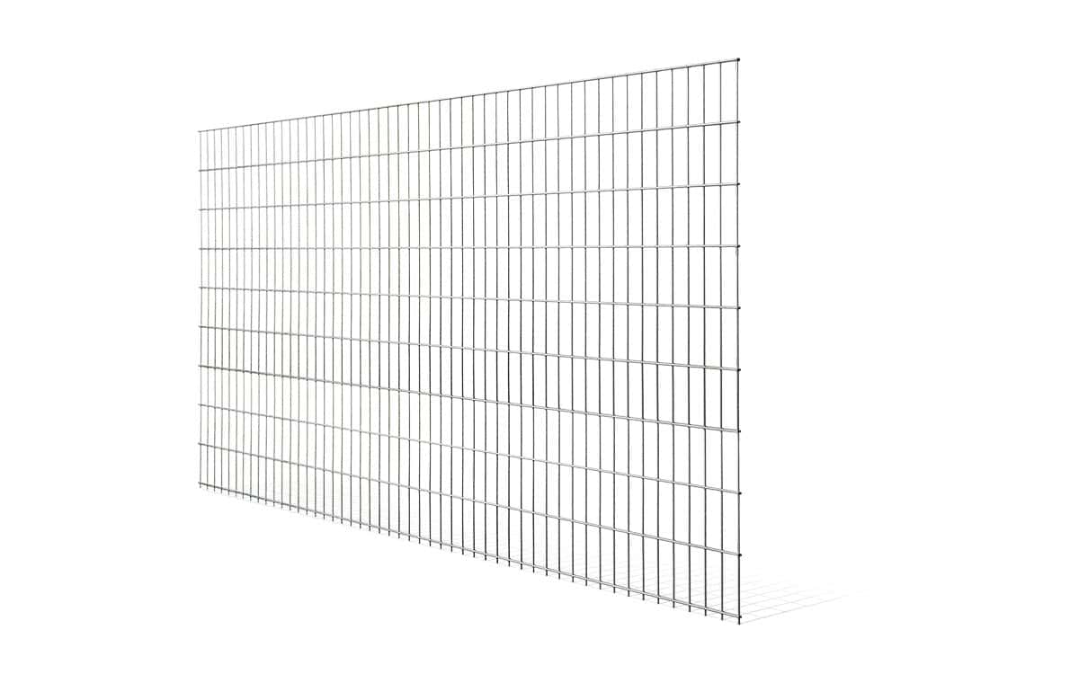 Et metalgitterpanel, der består af lodret og vandret justerede tynde stænger, hvilket skaber en række rektangulære åbninger. Dette galvaniserede 2D STANDARD panel er placeret i en vinkel mod en almindelig hvid baggrund, hvilket resulterer i et let, minimalistisk udseende.