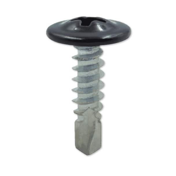 Et nærbillede af Selvskærende skrue 4,2 x Ø16mm - Sort RAL 9005, med Phillips-drev, en skinnende sølvfinish og toppet med en sort Sort RAL 9005 skive. Skruen har et fladt, rundt hoved og en spids spids for let indtrængning i materialer. Baggrunden er almindelig hvid.