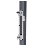 Nærbillede af en Anslag til låger/porte - Rustfrit Stål Overflademonteret fastgjort til kanten af en mørkfarvet dørkarm. Stødpladen har en rektangulær åbning, som låsebolten kan glide ind i og er fastgjort med skruer.