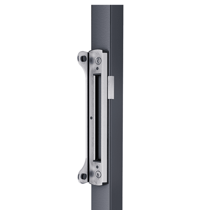 Nærbillede af en Anslag til låger/porte - Rustfrit Stål Overflademonteret fastgjort til kanten af en mørkfarvet dørkarm. Stødpladen har en rektangulær åbning, som låsebolten kan glide ind i og er fastgjort med skruer.