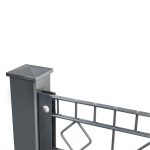 Et nærbillede af et moderne gråt metalhegn. Hegnet har en firkantet stolpe med en pyramideformet hætte og et vedhæftet panel designet med gitter- og diamantmønstre. Den slanke og robuste stålkonstruktion inkluderer Hegn Fastgørelsesskinne WL - til væg/lågestolpe for ekstra støtte.
