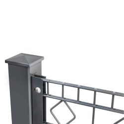 Et nærbillede af et moderne gråt metalhegn. Hegnet har en firkantet stolpe med en pyramideformet hætte og et vedhæftet panel designet med gitter- og diamantmønstre. Den slanke og robuste stålkonstruktion inkluderer Hegn Fastgørelsesskinne WL - til væg/lågestolpe for ekstra støtte.