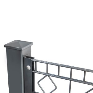 Et nærbillede af et moderne gråt metalhegn. Hegnet har en firkantet stolpe med en pyramideformet hætte og et vedhæftet panel designet med gitter- og diamantmønstre. Den slanke og robuste stålkonstruktion inkluderer Hegn Fastgørelsesskinne WL - til væg/lågestolpe for ekstra støtte.